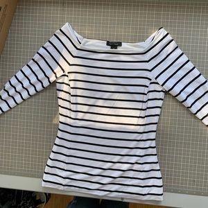 SzXS White House/ Blackmarket. Boatneck top